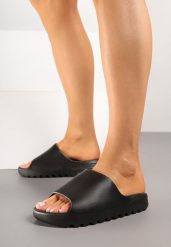 Czarne Klapki w Klasycznym Stylu Ellirene. Czarne klapki damskie Born2be, bez wzorów, bez obcasa, bez zapięcia. Za 44.99 zł.