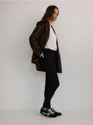 Jeansy slim ze średnim stanem - czarny. Czarne jeansy damskie Reserved. W wyprzedaży za 49.99 zł.