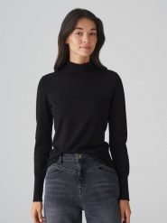 OPUS Koszulka w kolorze czarnym rozmiar: 42. Czarne bluzki damskie Opus, bez wzorów, bez kołnierzyka, bez ramiączek. Za 117.99 zł.