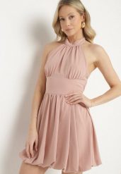 Różowa Sukienka o Bufiastym Kroju z Wiązaniem i Dekoltem Halter Alandoria. Czerwone sukienki damskie Born2be, bez wzorów, eleganckie, bez ramiączek. W wyprzedaży za 110.49 zł.