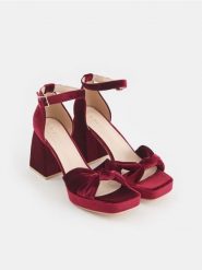 Sandały na obcasie - bordowy. Czerwone sandały damskie Sinsay, bez wzorów, z weluru, bez obcasa, na obcasie, bez zapięcia. Za 109.99 zł.
