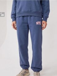 Dresowe spodnie jogger z haftowanym napisem NYC - granatowy. Niebieskie spodnie sportowe damskie Sinsay, l, bez wzorów, z dresówki, na fitness i siłownię. Za 39.99 zł.