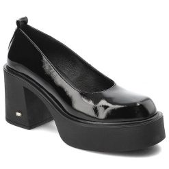 Czarne Półbuty Karino Eleganckie Lakierowane Obuwie Damskie. Czarne półbuty damskie Karino, bez wzorów, z lakierowanej skóry, bez obcasa, na obcasie, bez zapięcia. Za 379.00 zł.