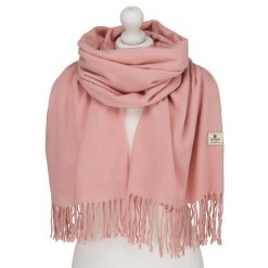 Duży szal damski w różowym kolorze, ozdobiony frędzlami - Peterson. Czerwone szaliki damskie Peterson, na jesień, bez wzorów. Za 54.99 zł.