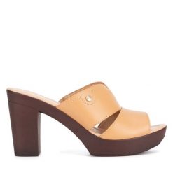 Klapki Lasocki. Brązowe klapki damskie Lasocki, bez wzorów, bez obcasa, bez zapięcia. Za 169.99 zł.