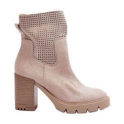 Lewski Shoes Zamszowe Ażurowe Botki Damskie Na Słupku Jasnobeżowe Lewski 3386 beżowy. Brązowe botki damskie ze skóry, bez obcasa, na obcasie, bez zapięcia. Za 508.41 zł.