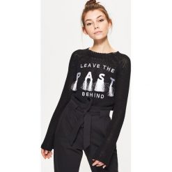 Sweter z aplikacją - Czarny. Swetry dziewczęce marki FOUGANZA. W wyprzedaży za 29.99 zł.