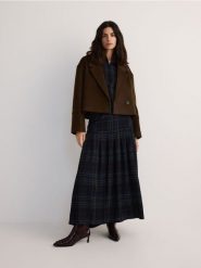 Krótka kurtka z wełną - brązowy. Brązowe kurtki damskie Reserved, l, bez wzorów, z tkaniny, bez kaptura. W wyprzedaży za 179.99 zł.