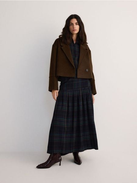 Krótka kurtka z wełną - brązowy. Brązowe kurtki damskie Reserved, l, bez wzorów, z tkaniny, bez kaptura. W wyprzedaży za 179.99 zł.