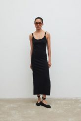 Sukienka na ramiączkach z prążkowanej dzianiny w kolorze TOTALLY BLACK - CARMEN MAXI-M/L. Czarne sukienki damskie Marsala, bez wzorów, z bawełny, bez ramiączek. Za 249.90 zł.