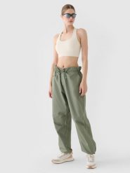 4F Spodnie casual parachute oversize damskie - oliwkowe/khaki L. Brązowe spodnie materiałowe damskie 4F, bez wzorów, z bawełny. W wyprzedaży za 59.99 zł.