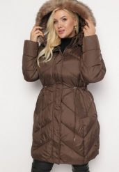 Brązowa Pikowana Kurtka przed Kolano ze Ściągaczem i Kapturem z Futerkiem Lemeki. Brązowe kurtki damskie Born2be, xl, bez wzorów. Za 289.99 zł.