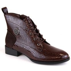 Lakierowane botki damskie kroko ocieplane brązowe Filippo DBT4824. Brązowe botki damskie Filippo, z lakierowanej skóry, bez obcasa, bez zapięcia. Za 169.99 zł.