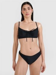 4F Góra od bikini damska - czarna M. Czarne bikini 4F, bez wzorów, z elastanu. W wyprzedaży za 69.99 zł.