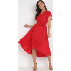 Czerwona Sukienka Ocearis. Czerwone sukienki damskie Born2be, bez wzorów, z materiału, bez ramiączek. Za 129.99 zł.