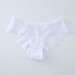 Figi bezszwowe z koronką na co dzień i specjalne okazje Levana. Czerwone figi Intica, bez wzorów, z koronki. Za 59.00 zł.