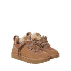 Kapcie UGG Lowmel w kolorze chestnut. Brązowe kapcie damskie Ugg, z zamszu, bez zapięcia. Za 691.95 zł.
