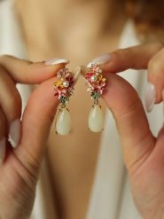 Pierres de Jade Pozłacane kolczyki-wkrętki z kamieniem księżycowym rozmiar: onesize. Żółte kolczyki damskie Pierres de Jade, z kamieniem księżycowym, pozłacane. Za 43.99 zł.