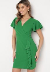 Zielona Dopasowana Sukienka Mini z Kopertowym Dekoltem i Ozdobną Falbanką Gwendara. Zielone sukienki damskie Born2be, bez wzorów, eleganckie, bez ramiączek. Za 79.99 zł.