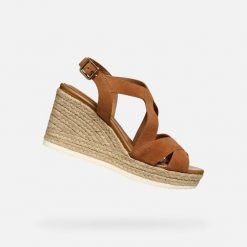 Sandały GEOX D35GVC Jasnobrązowy. Brązowe sandały damskie Geox, bez wzorów, ze skóry, bez obcasa, bez zapięcia. Za 434.99 zł.