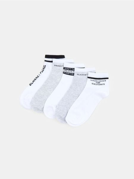 Skarpetki z bawełną 5 pack - biały. Białe skarpetki damskie Sinsay, bez wzorów, z bawełny. Za 15.99 zł.