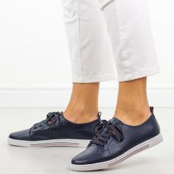 Granatowe ażurowe skórzane półbuty, tenisówki damskie S.Barski 587. Niebieskie obuwie sportowe damskie S.BARSKI, w ażurowe wzory, ze skóry, bez zapięcia. Za 219.00 zł.