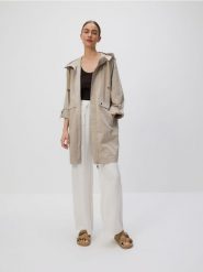 Wodoodporna parka oversize - beżowy. Brązowe parki damskie Reserved, l, z tkaniny, bez kaptura. W wyprzedaży za 159.99 zł.