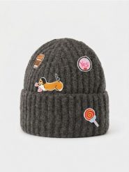 Prążkowana czapka beanie z naszywkami - brązowy. Brązowe czapki damskie Sinsay, z aplikacjami, prążkowane. Za 22.99 zł.