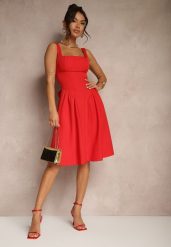 Czerwona Sukienka o Rozkloszowanym Fasonie z Kokardą na Tyle Soneritia. Czerwone sukienki damskie Renee, bez wzorów, eleganckie, bez ramiączek. W wyprzedaży za 135.99 zł.