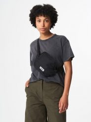 AEVOR Saszetka "Plus" w kolorze czarnym - 22 x 15 x 5 cm rozmiar: onesize. Czarne nerki i saszetki damskie AEVOR, bez wzorów, z materiału. Za 43.99 zł.