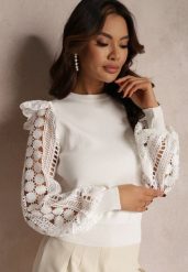 Biały Sweter Dzianinowy z Falbankami i Ażurowym Zdobieniem Halni. Białe swetry klasyczne damskie Renee, z dzianiny, bez kołnierzyka. Za 129.99 zł.