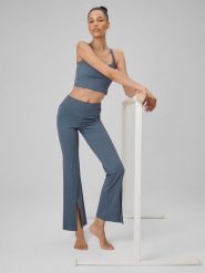 4F Legginsy do jogi z rozszerzanymi nogawkami damskie - niebieskie XS. Niebieskie legginsy sportowe damskie 4F, l, bez wzorów, ze skóry, z podwyższonym stanem, na jogę i pilates. Za 169.99 zł.