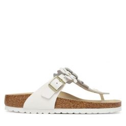 Japonki Birkenstock. Białe klapki damskie Birkenstock, bez wzorów, bez obcasa, bez zapięcia. Za 599.99 zł.