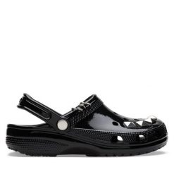 Klapki Crocs. Czarne klapki damskie Crocs, bez wzorów, bez obcasa, bez zapięcia. Za 249.99 zł.
