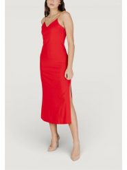 Morgan Sukienka koktajlowa 261-RYAN Czerwony Regular Fit. Czerwone sukienki damskie Morgan, bez wzorów, z syntetyku, wizytowe, bez ramiączek. Za 279.99 zł.
