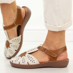 Beżowe skórzane sandały damskie Jezzi 9761. Brązowe sandały damskie Jezzi, bez wzorów, z materiału, z okrągłym noskiem, bez obcasa, na płaskiej podeszwie, bez zapięcia. Za 239.00 zł.