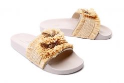 BRENDA ZARO MULE2 beig, klapki damskie. Brązowe klapki damskie Brenda Zaro, bez wzorów, bez obcasa, bez zapięcia. Za 124.95 zł.