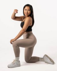 Damskie legginsy 7/8 na jogę i pilates, bez przedniego szwu – jasnoróżowy. Czerwone legginsy damskie AESTHETIC WOLF, s, bez wzorów, z dzianiny. Za 149.99 zł.