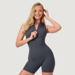 Kombinezon damski fitness z zamkiem bez rękawów Zip-Up NEO Iron. Szare kombinezony damskie GYMBEAM, s, bez wzorów, z dresówki, biznesowe, bez kołnierzyka, bez ramiączek. Za 153.90 zł.