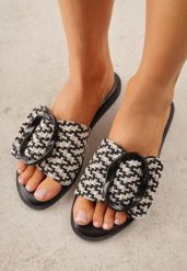 Czarne Klapki z Plecionką i Geometryczną Klamrą Nemornell. Czarne klapki damskie Renee, bez wzorów, bez obcasa, na płaskiej podeszwie, bez zapięcia. Za 79.99 zł.