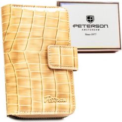 Beżowy portfel damski ze skóry ekologicznej z tłoczeniem na wzór skóry krokodyla, zamykany na zatrzask i suwak - Peterson. Brązowe portfele damskie Peterson, bez wzorów, ze skóry ekologicznej. Za 74.99 zł.