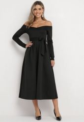 Czarna Rozkloszowana Sukienka Midi z Paskiem i Trójkątnym Dekoltem Lunasky. Czarne sukienki damskie Born2be, bez wzorów, bez ramiączek. Za 79.99 zł.