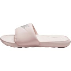 Czapka damskie Nike Victori One Slide. Czerwone czapki damskie Nike, bez wzorów, ze skóry ekologicznej. Za 190.00 zł.
