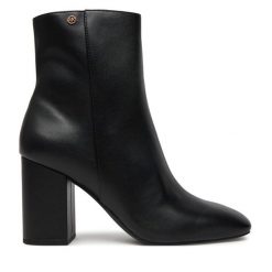 Botki MICHAEL Michael Kors. Czarne botki damskie MICHAEL Michael Kors, bez obcasa, na słupku, bez zapięcia. Za 599.99 zł.