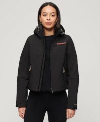 Superdry Kurtka Hooded Soft Shell Trekker – Krótkie dopasowanie. Czarne kurtki damskie Superdry, bez wzorów, z elastanu, bez kaptura. Za 446.85 zł.