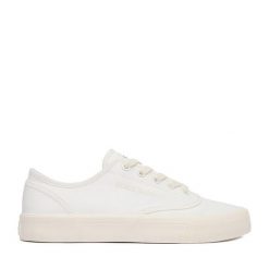 Tenisówki Guess Jeans. Białe trampki damskie Guess Jeans, z aplikacjami, z jeansu, bez zapięcia. Za 189.99 zł.