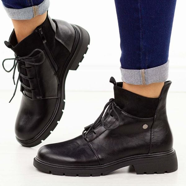 Czarne botki damskie M.Daszyński 2501-2. Czarne botki damskie M.Daszyński, na jesień, z jeansu, eleganckie, z okrągłym noskiem, bez obcasa, na platformie, bez zapięcia. Za 199.00 zł.