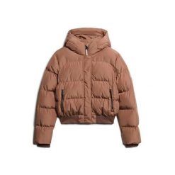 Damska kurtka puchowa Superdry. Brązowe kurtki damskie Superdry, bez wzorów, z puchu, bez kaptura. W wyprzedaży za 498.55 zł.