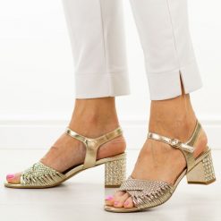 Złote skórzane sandały damskie DiA 3092. Żółte sandały damskie DiA, bez wzorów, ze skóry, bez obcasa, na obcasie, bez zapięcia. W wyprzedaży za 368.72 zł.