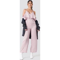 NA-KD Kombinezon z falbaną - Pink. Różowe kombinezony damskie NA-KD, z poliesteru. Za 141.95 zł.
